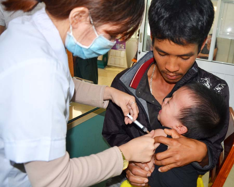 Tiêm phòng vắc xin cúm mùa cho trẻ là cách tốt nhất để phòng ngừa một số nhóm cúm nguy hiểm. Ảnh: T.Đ  Tiêm phòng vắc xin cúm mùa cho trẻ là cách tốt nhất để phòng ngừa một số nhóm cúm nguy hiểm. Ảnh: T.Đ