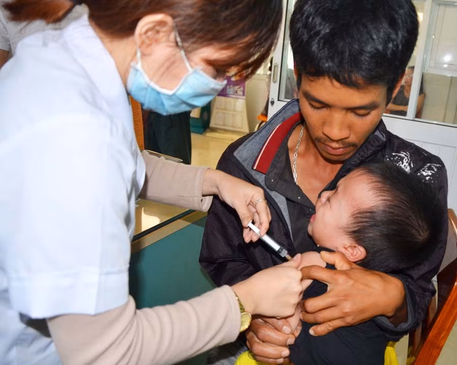  Tiêm phòng vắc xin cúm mùa cho trẻ là cách tốt nhất để phòng ngừa một số nhóm cúm nguy hiểm. Ảnh: T.Đ