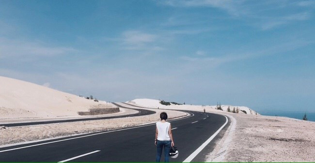 Việt Nam có rất nhiều cung đường ven biển đẹp và hoành tráng nhưng dường như cung đường Bàu Trắng – Phan Rí Cửa luôn được du khách yêu thích và say đắm hơn cả bởi tông xanh – trắng chủ đạo mát mẻ, khiến con người ta cảm thấy nhẹ nhõm, thanh bình.