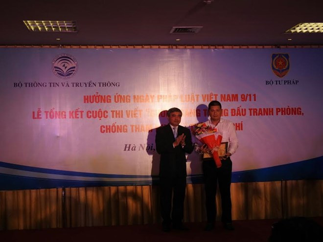 Thứ trưởng Nguyễn Minh Hồng trao giải nhất cho tác phẩm “Những người hùng chống tiêu cực, tham nhũng”- Tác giả Đào Văn Bảy, Báo Công an Nhân dân Tp HCM.