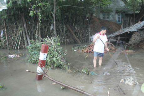 Người dân xã An Định, huyện Tuy An, tỉnh Phú Yên vất vả dọn lũ.