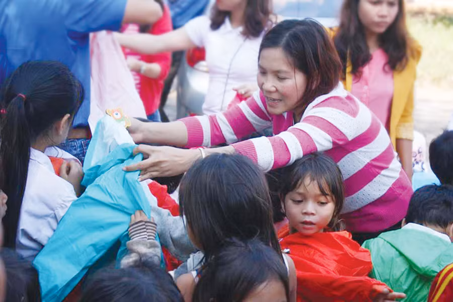 Lam Phương trong một chuyến tặng quà cho trẻ em vùng sâu, vùng xa. Ảnh: H.D