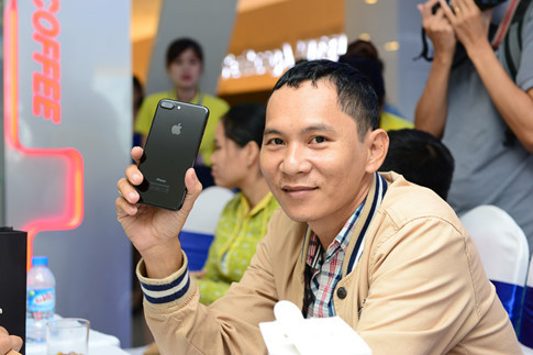 Khách hàng nhận được iPhone 7 Plus sớm trong ngày 11-11 Khách hàng nhận được iPhone 7 Plus sớm trong ngày 11-11