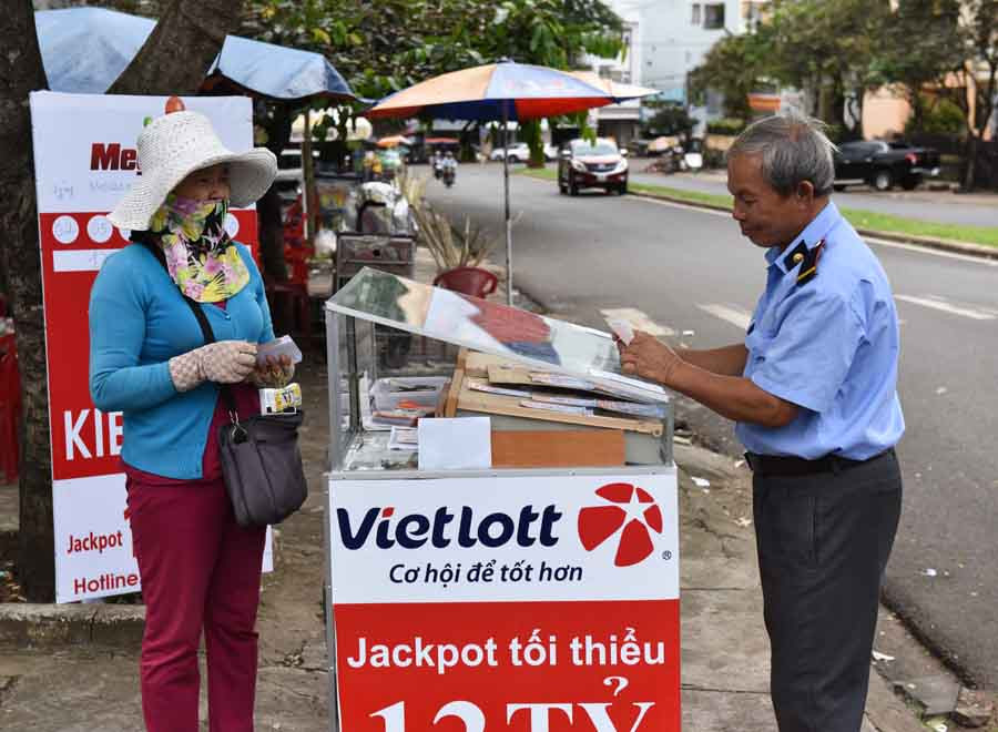 Dù chưa chính thức được phát hành nhưng vé số điện toán được bày khắp nơi ở Gia Lai. Ảnh: Đức Thụy Dù chưa chính thức được phát hành nhưng vé số điện toán được bày khắp nơi ở Gia Lai. Ảnh: Đức Thụy