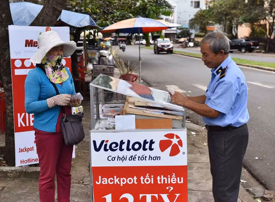 Dù chưa chính thức được phát hành nhưng vé số điện toán được bày khắp nơi ở Gia Lai. Ảnh: Đức Thụy