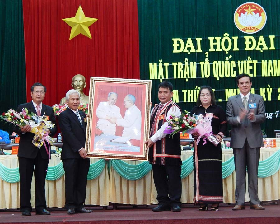 Trung ương MTTQ Việt Nam tặng ảnh lưu niệm Bác Hồ và Bác Tôn cho Ủy ban MTTQ tỉnh Gia Lai. Ảnh: T.N Trung ương MTTQ Việt Nam tặng ảnh lưu niệm Bác Hồ và Bác Tôn cho Ủy ban MTTQ tỉnh Gia Lai. Ảnh: T.N
