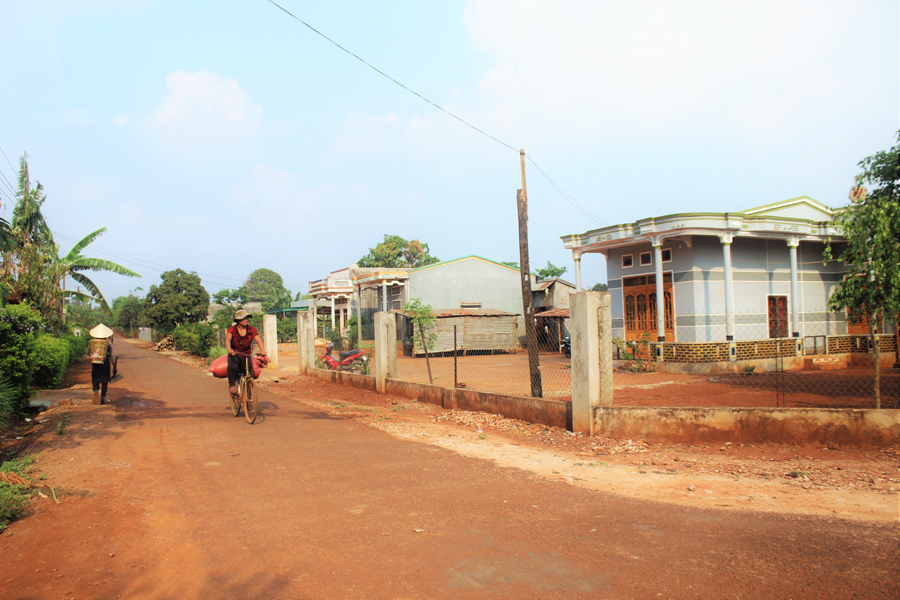 Hệ thống đường giao thông nông thôn ở huyện Đak Đoa được quan tâm đầu tư. Hệ thống đường giao thông nông thôn ở huyện Đak Đoa được quan tâm đầu tư.