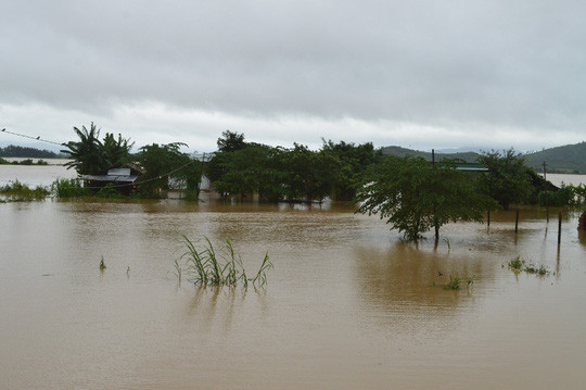 Hàng ngàn ngôi nhà ngập sâu trong nước lũ.