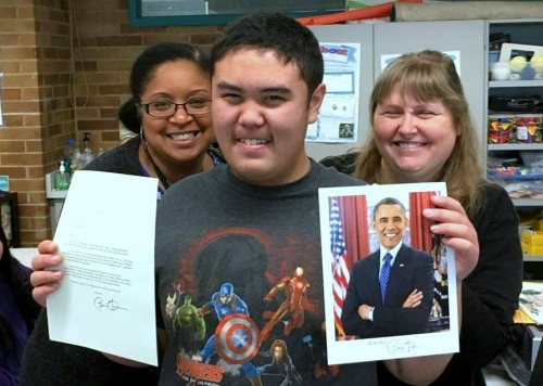 Thomas Tran cùng cô hiệu trưởng, cô giáo và ảnh cùng thư hồi âm của Tổng thống Obama.