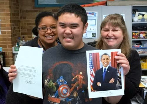 Thomas Tran cùng cô hiệu trưởng, cô giáo và ảnh cùng thư hồi âm của Tổng thống Obama.