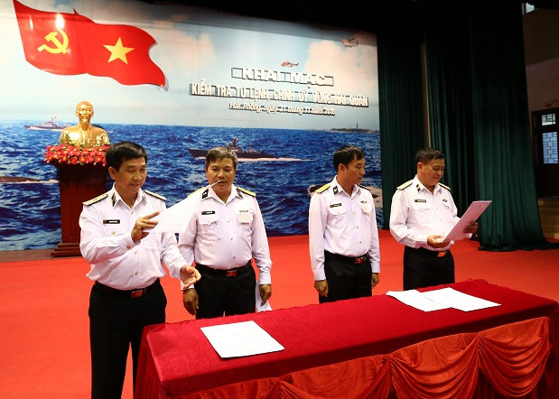 Các đồng chí tư lệnh, chính ủy Vùng bốc thăm đề thi.