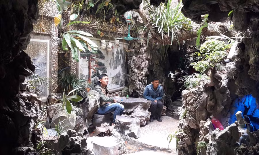  Khách uống cà phê và thưởng ngoạn cảnh đẹp. Ảnh: A.N