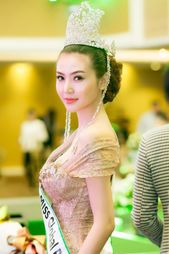 Tại buổi tiệc, hoa hậu Ngọc Duyên diện lại bộ đầm đuôi cá lấp lánh và sang trọng của Nhà thiết kế Phan Đặng Anh Thư. 2