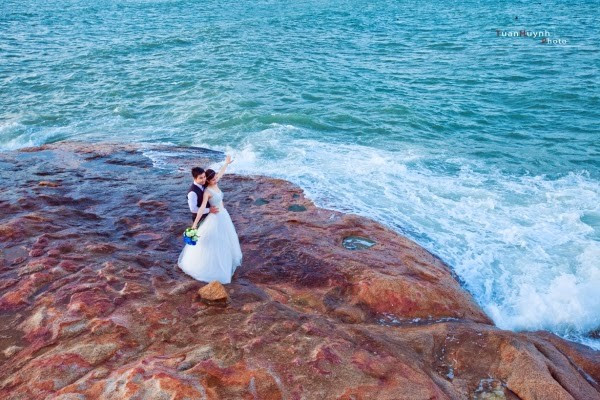 Bãi Tiên là điểm chụp ảnh cưới của nhiều đôi uyên ương Bãi Tiên là điểm chụp ảnh cưới của nhiều đôi uyên ương