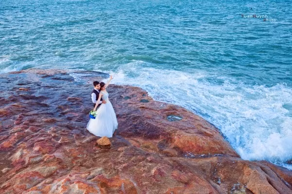 Bãi Tiên là điểm chụp ảnh cưới của nhiều đôi uyên ương