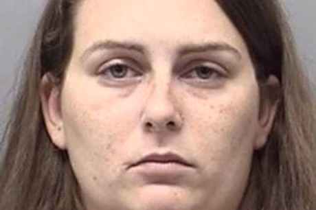 Amanda bị cảnh sát bắt giữ và đang đối mặt với cáo buộc bỏ rơi hoặc gây nguy hiểm cho trẻ nhỏ.