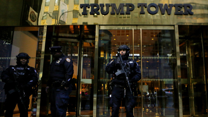 Mật vụ Mỹ bảo vệ bên ngoài toà tháp Trump Tower ở thành phố New York.