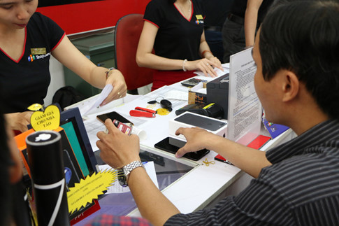 Khách hàng trải nghiệm và nhận iPhone 7 tại hệ thống FPT Shop Khách hàng trải nghiệm và nhận iPhone 7 tại hệ thống FPT Shop