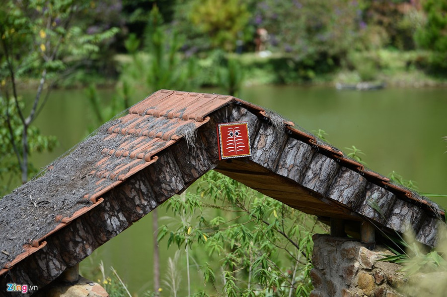 Thỉnh thoảng, lá thông già rơi xuống, phủ một lớp mỏng trên những mái nhà khiến cho làng Cù Lần thêm vẻ hoang sơ, yên bình. a