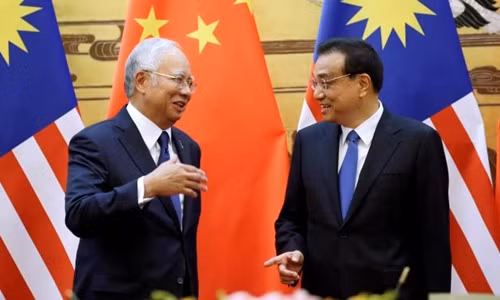 Thủ tướng Malaysia Najib Razak (trái) và người đồng cấp Trung Quốc Lý Khắc Cường trong cuộc gặp tại Bắc Kinh. Ảnh: Reuters.