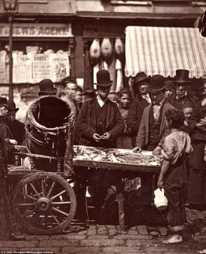 Cậu bé Mic-Mac Gosling với cơ thể còi cọc dù đã 17 tuổi. Cậu bé Mic-Mac Gosling với cơ thể còi cọc dù đã 17 tuổi.