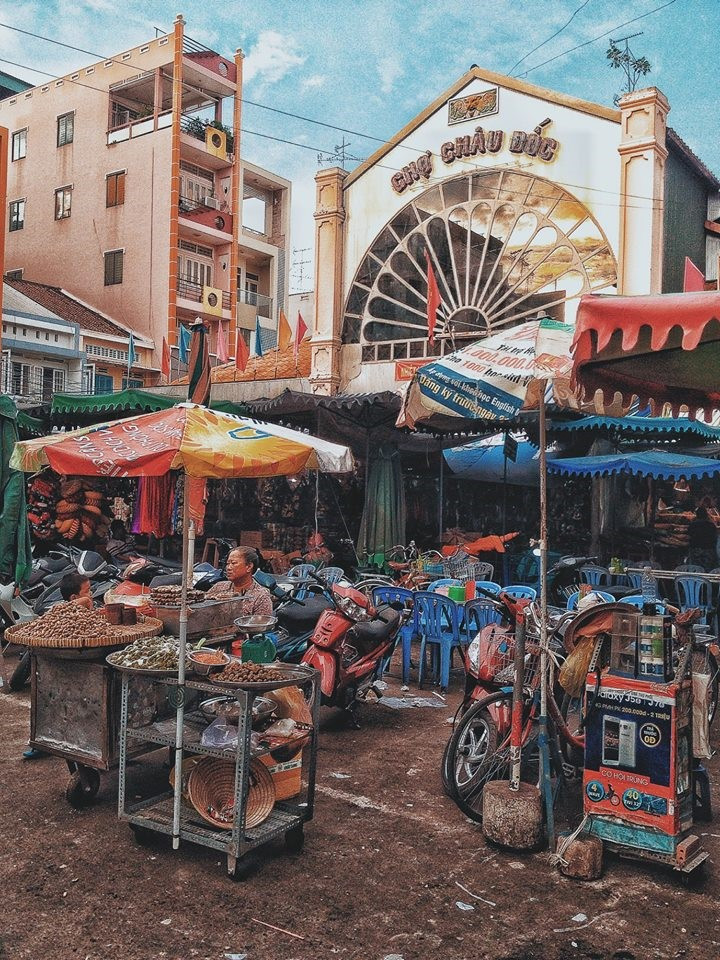 Chợ Châu Đốc: Chợ nằm ở phường Châu Phú A, thành phố Châu Đốc, tỉnh An Giang. Đây là điểm tham quan không thể bỏ qua khi đến miền Tây Nam Bộ. Chợ nổi tiếng nhất là các loại mắm và rất nhiều món ăn để thực khách lựa chọn mua về làm quà như bánh bò, bánh thốt nốt, kẹo me... Chợ Châu Đốc: Chợ nằm ở phường Châu Phú A, thành phố Châu Đốc, tỉnh An Giang. Đây là điểm tham quan không thể bỏ qua khi đến miền Tây Nam Bộ. Chợ nổi tiếng nhất là các loại mắm và rất nhiều món ăn để thực khách lựa chọn mua về làm quà như bánh bò, bánh thốt nốt, kẹo me...