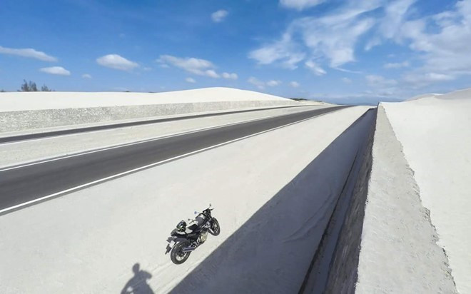 Hơn nữa, đoạn đường này rất ít người qua lại, nên khi đi qua đây, bạn sẽ được tận hưởng cảm giác một mình một đường, một mình ôm trọn bức tranh thiên nhiên bao la mà hiếm có.