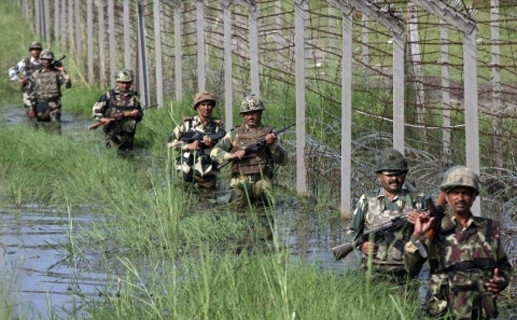 Binh sĩ Ấn Độ tuần tra tại biên giới với Pakistan. Binh sĩ Ấn Độ tuần tra tại biên giới với Pakistan.