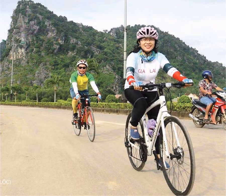 g bào dân tộc Vân Kiều. Để đến được nơi đây, không ít người bị vắt cắn. Ngày cuối, cả đoàn đến với bà con ở bản Nước Đắng và bản Hôi Ráy, mọi người phải ngồi xuồng với 6 tiếng đồng hồ đi về. Trên đường đi, mưa to gió lớn, nước chảy xiết, lại qua nhiều thác ghềnh, không ít lần thuyền gặp trục trặc. “Mặc dù ai cũng biết bơi và mặc áo pha