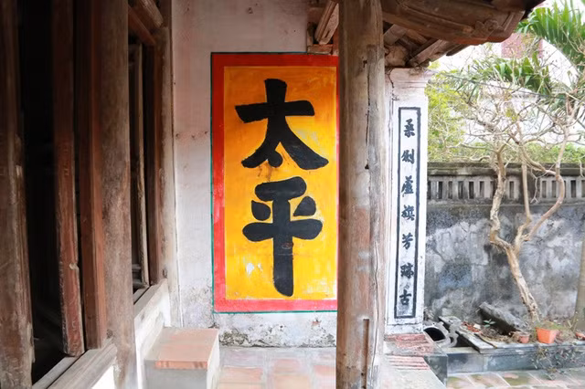 Đình chọn vua Đinh - vua Lê làm thành hoàng vì đây là hai vị vua khai quốc công thần, xây dựng vùng đất Hoa Lư thành trung tâm nước Đại Cồ Việt xưa. Từ ngoài vào hậu cung, bên phải thờ vua Đinh Tiên Hoàng vì thế ngay ở đầu hè được ghi hai chữ Hán lớn là 