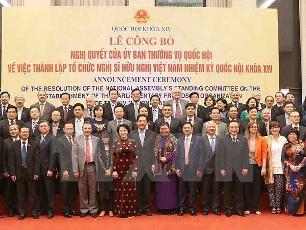 Chủ tịch Quốc hội Nguyễn Thị Kim Ngân chụp ảnh lưu niệm cùng các đại biểu là trưởng nhóm Hữu nghị.