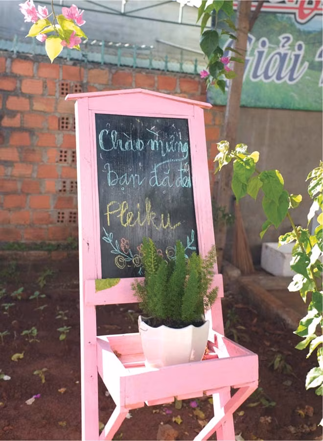 Cách đào đón giản dị của chủ nhà dịch vụ homestay. Ảnh: H.N