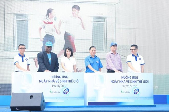 Các đại biểu thực hiện nghi thức cam kết nâng cao điều kiện vệ sinh cho người dân Việt Nam. Các đại biểu thực hiện nghi thức cam kết nâng cao điều kiện vệ sinh cho người dân Việt Nam.