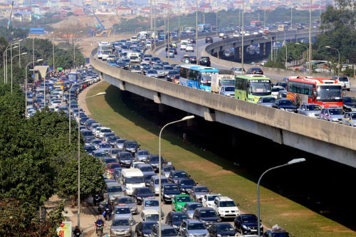 Chính phủ giao Bộ Tài chính tiếp tục chỉ đạo rà soát, thu thuế đầy đủ các ôtô nhập khẩu theo diện quà biếu, quà tặng (Ảnh minh họa)