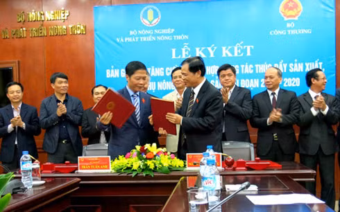 Bộ trưởng hai bộ trao bản ghi nhớ hợp tác tiêu thụ nông sản.