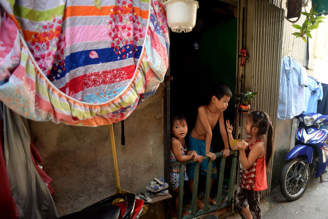 Những đứa trẻ tự chơi với nhau trong căn nhà nhỏ hẹp, chật chội để bố mẹ đi làm thuê.