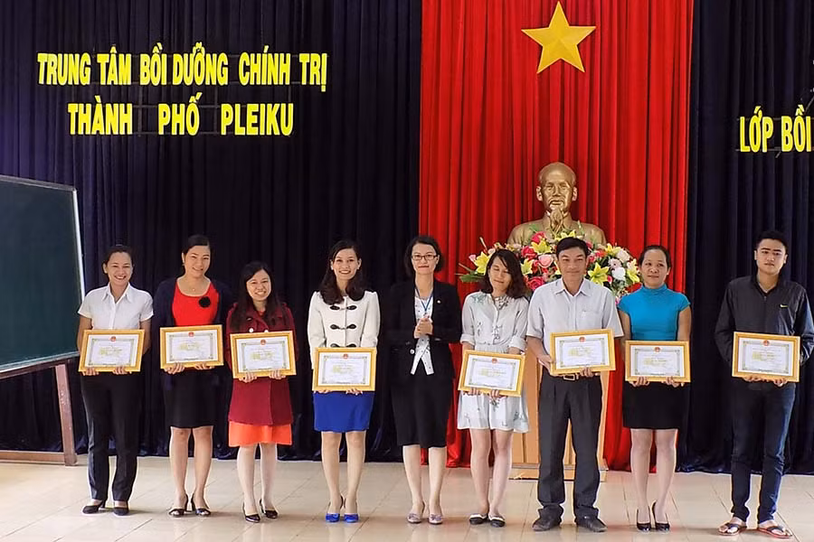 Tặng giấy khen cho các học viên đạt thành tích xuất sắc trong khóa học. Ảnh: T.N