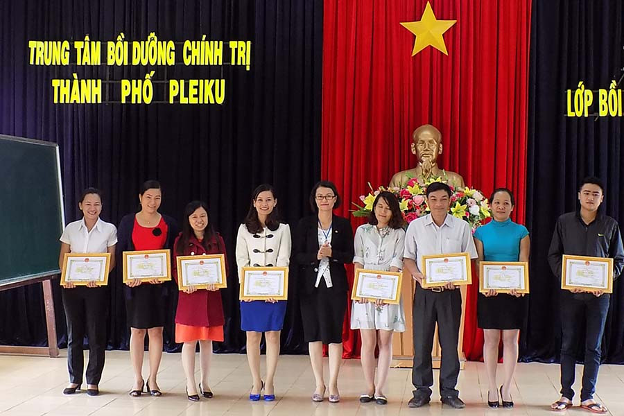 Tặng giấy khen cho các học viên đạt thành tích xuất sắc trong khóa học. Ảnh: T.N Tặng giấy khen cho các học viên đạt thành tích xuất sắc trong khóa học. Ảnh: T.N