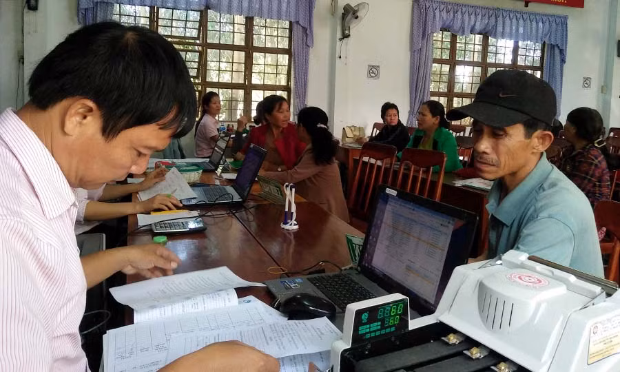 Giải quyết thủ tục vay vốn cho gia đình học sinh, sinh viên. Ảnh: H.L