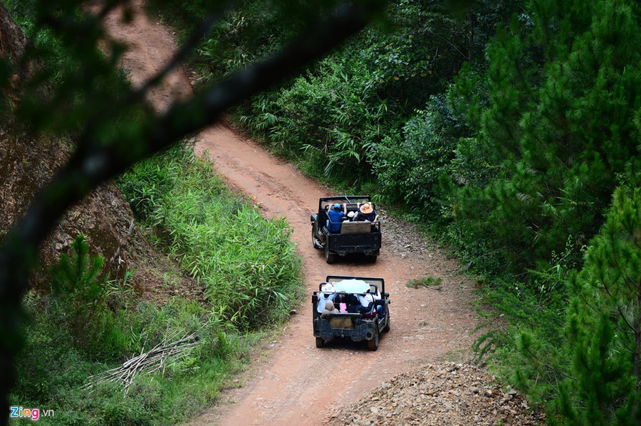 Nếu ngại đi bộ, du khách có thể sử dụng dịch vụ xe Jeep với giá 140.000 đồng/người lớn bao, gồm vé vào cửa a