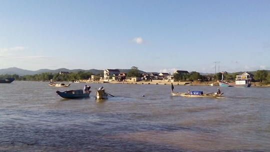 Tàu thuyền của người dân đang triển khai tìm kiếm cháu bé trên sông Gianh
