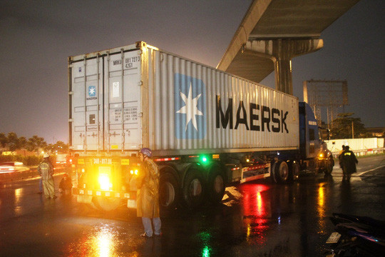 Toàn cảnh chiếc xe container ôm cua cán chết 2 người phụ nữ  Toàn cảnh chiếc xe container ôm cua cán chết 2 người phụ nữ