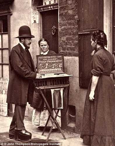 Những người bán hàng rong vỉa hè cũng phải chật vật để có được những đồng tiền lẻ. Những người bán hàng rong vỉa hè cũng phải chật vật để có được những đồng tiền lẻ.