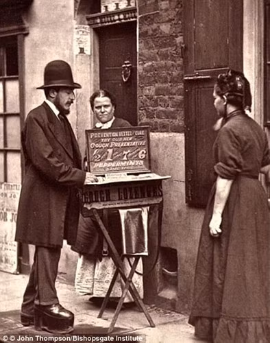 Những người bán hàng rong vỉa hè cũng phải chật vật để có được những đồng tiền lẻ.