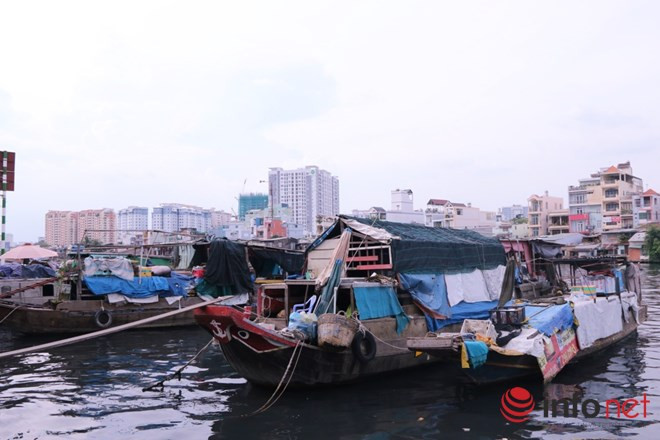 Những chiếc nghe neo đậu dọc dòng sông Tẻ trở thành một hình ảnh quen thuộc với những dân sống ở khu vực Sông Tẻ.