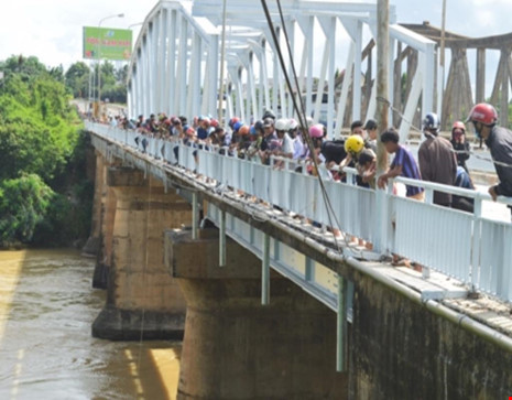 Cầu Sêrêpốk nơi người đàn ông tự tử Cầu Sêrêpốk nơi người đàn ông tự tử