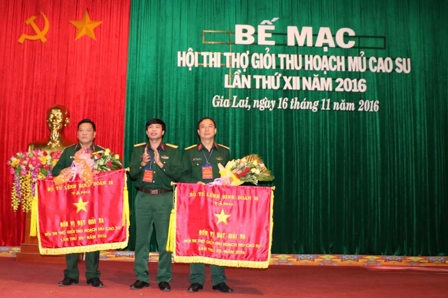 Đại tá Hoàng Sỹ chung-Phó Tư lệnh Binh đoàn tặng cờ cho các tập thể đạt giải ba. Ảnh: T.D Đại tá Hoàng Sỹ chung-Phó Tư lệnh Binh đoàn tặng cờ cho các tập thể đạt giải ba. Ảnh: T.D