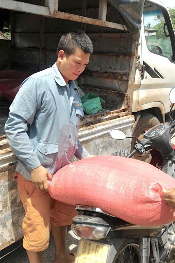 Anh Trung đang giao muối cho khách. Ảnh: H.T Anh Trung đang giao muối cho khách. Ảnh: H.T