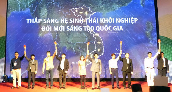 Hình ảnh nâng đuốc, tiếp lửa cho phong trào khởi nghiệp đổi mới sáng tạo Việt Nam.
