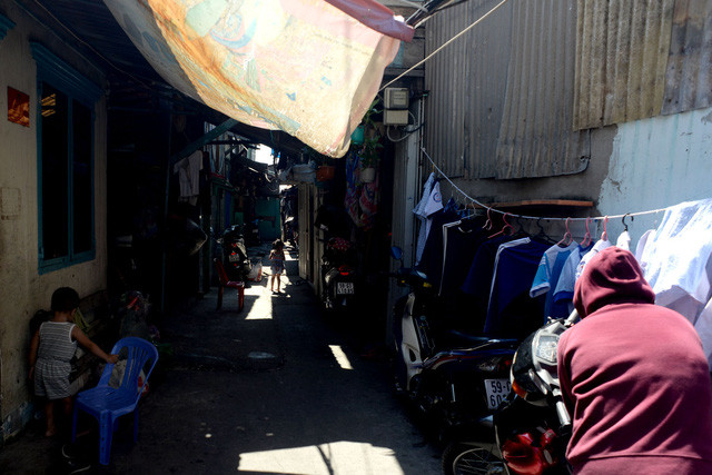 Lối vào các khu nhà ổ chuột nhỏ hẹp, chỉ có vài khoảng sáng nhờ ánh nắng mặt trời.